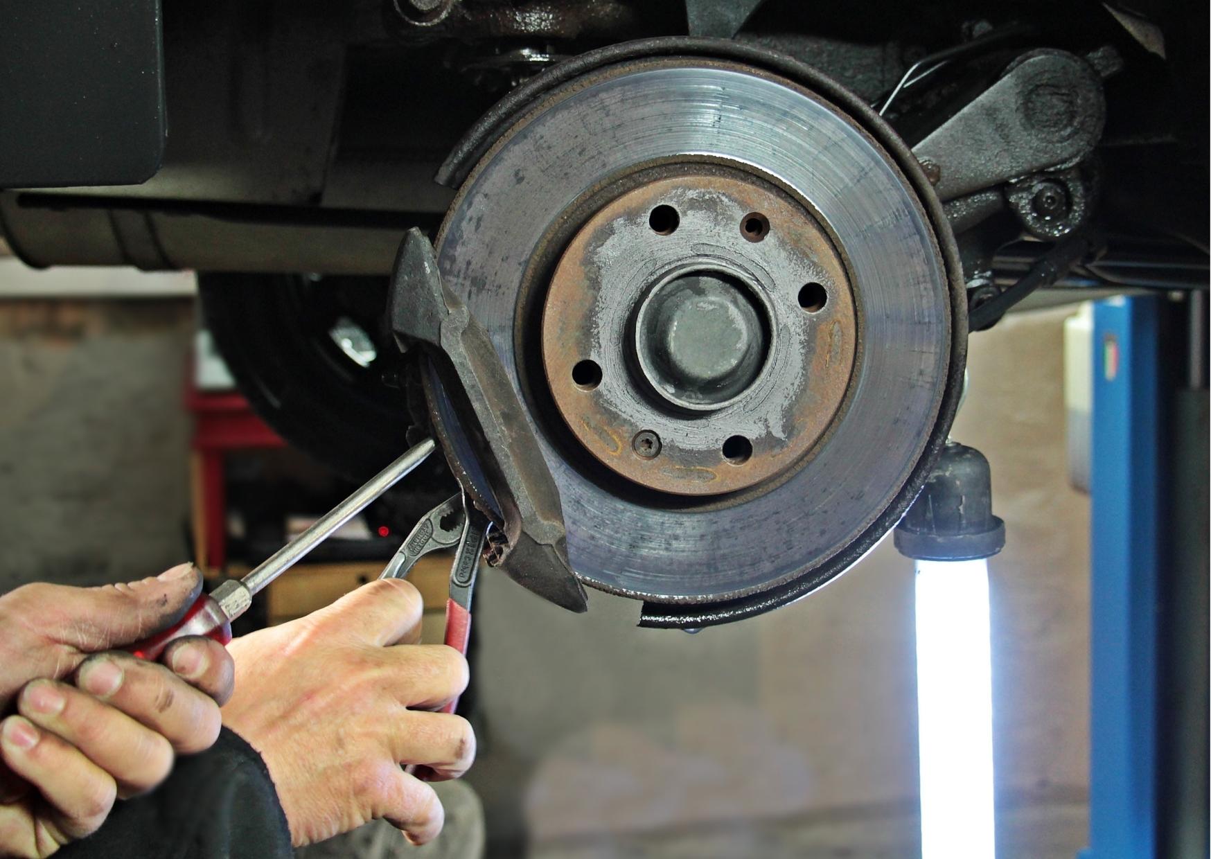 servis bŕzd, výmena brzdového obloženia, brzdový kotúč, brzdové platničky, ako si vymeniť brzdy doma
